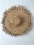 Straw sun hat with a large brim and a raw edge,
